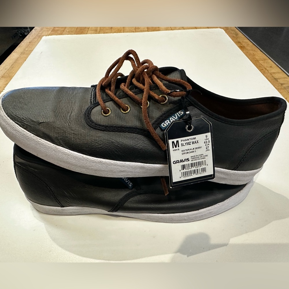 Gravis rare leather low cut shoes. The pair got a little scratch on the right.